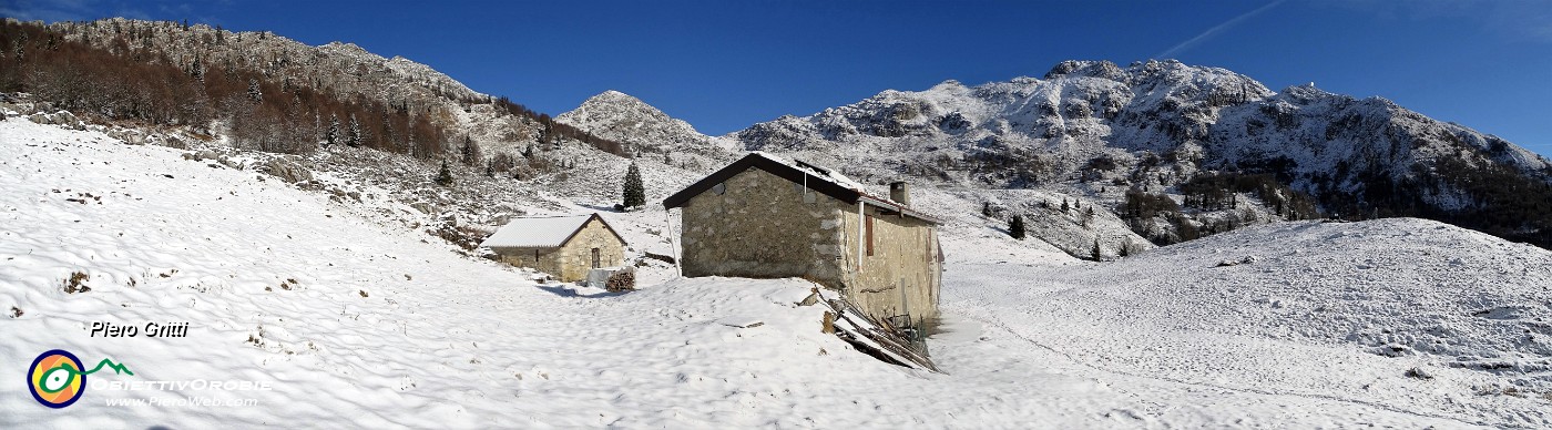 39 Baita Sura (1568 m) con Cima Croce in alto a sx e Cima Alben a dx.jpg